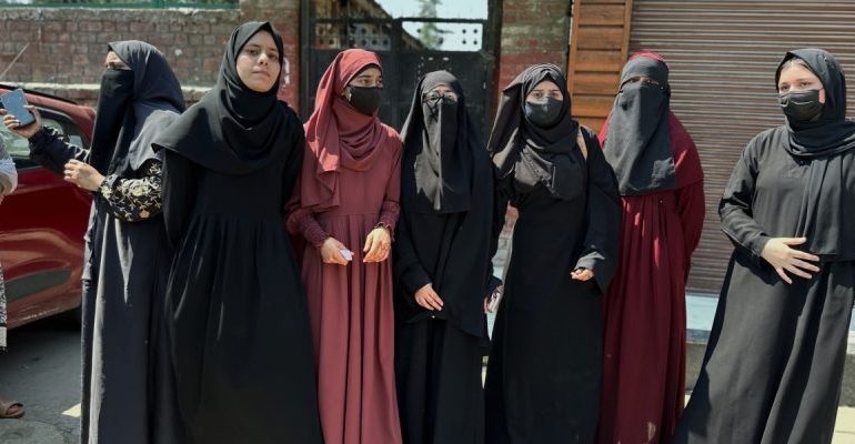 Srinagar School in Eye of Storm After Muslim Girls Say They Were Asked to Remove Abaya